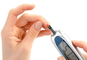 Взятие крови у пациента-диабетика